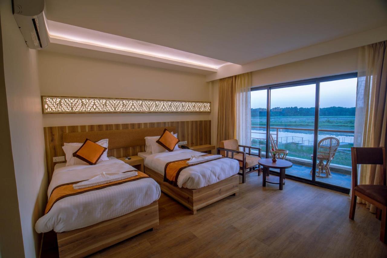 Park Safari Resort Sauraha Exterior photo