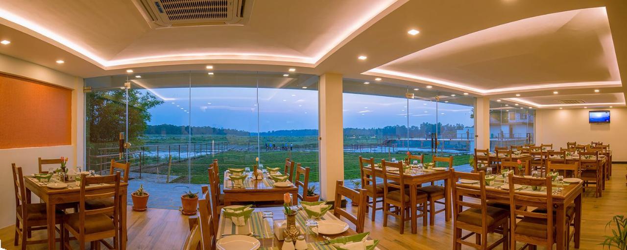 Park Safari Resort Sauraha Exterior photo
