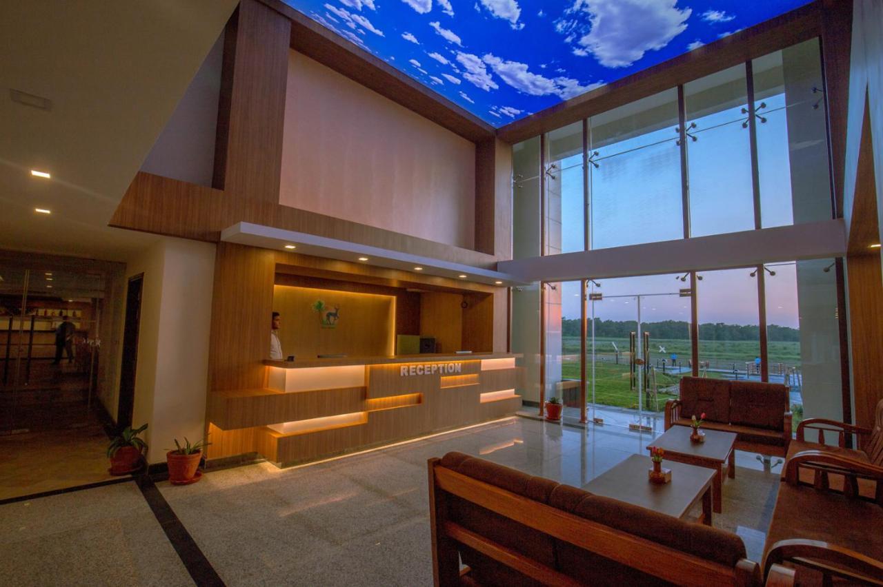 Park Safari Resort Sauraha Exterior photo