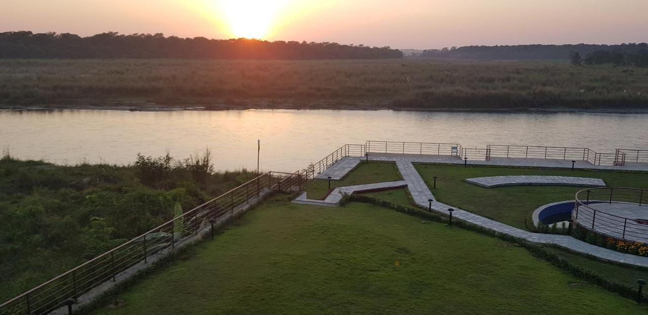 Park Safari Resort Sauraha Exterior photo