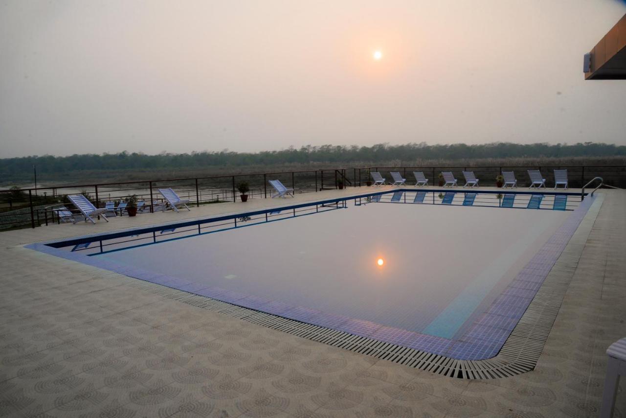 Park Safari Resort Sauraha Exterior photo