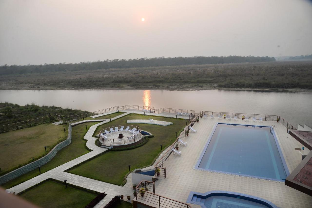 Park Safari Resort Sauraha Exterior photo