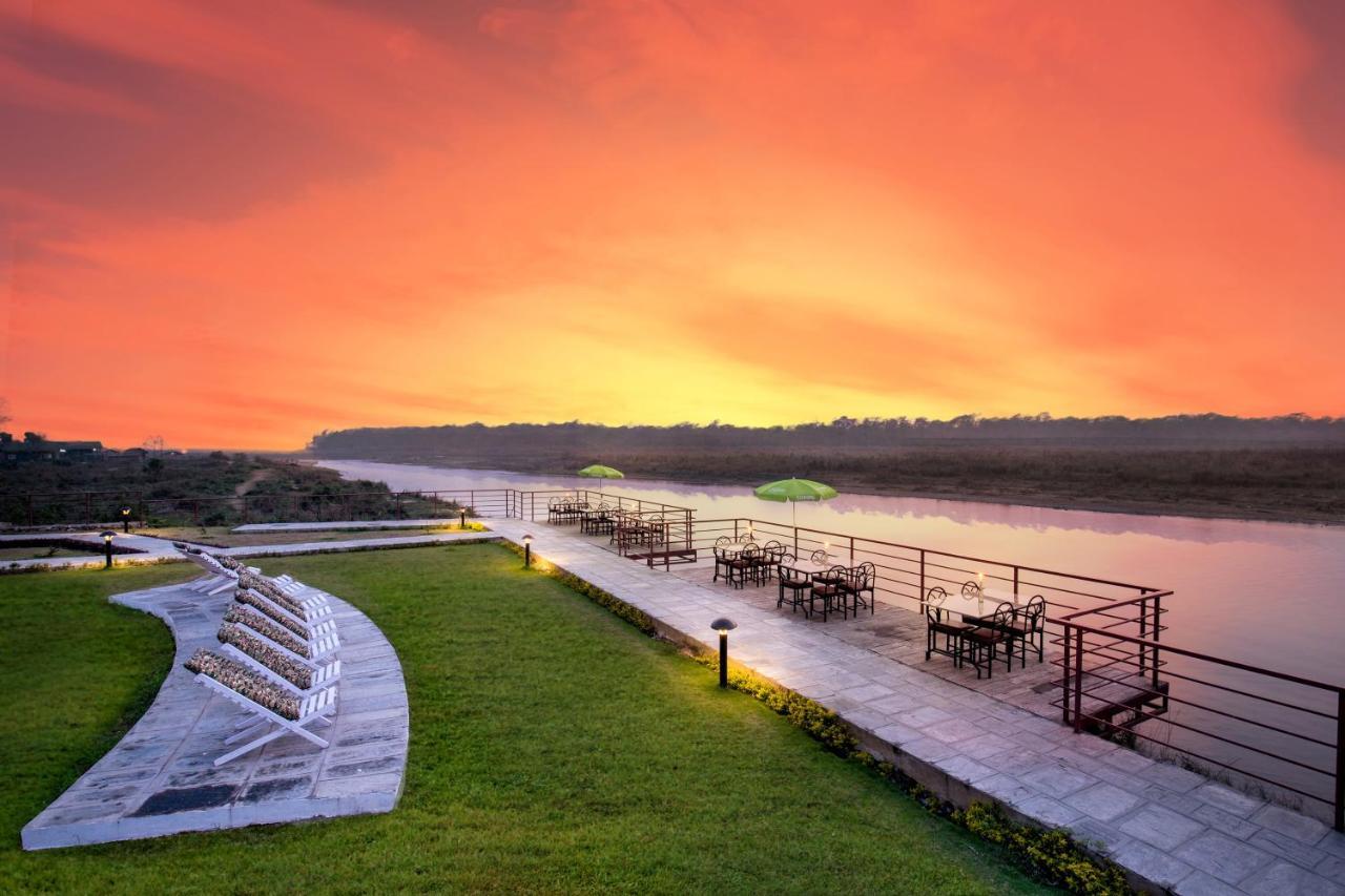 Park Safari Resort Sauraha Exterior photo