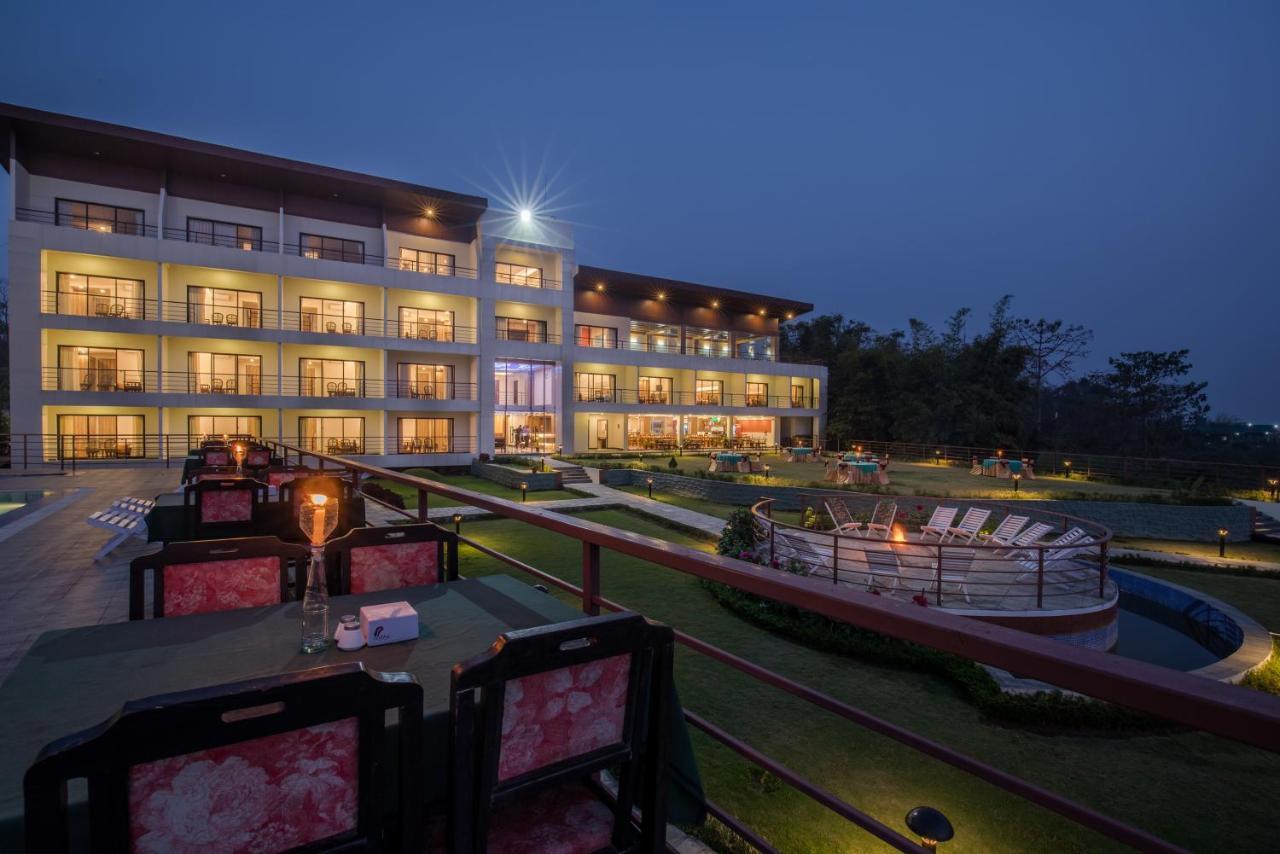 Park Safari Resort Sauraha Exterior photo